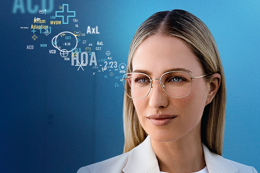 Frau mit biometrischen Brillengläsern und Datenstrahl