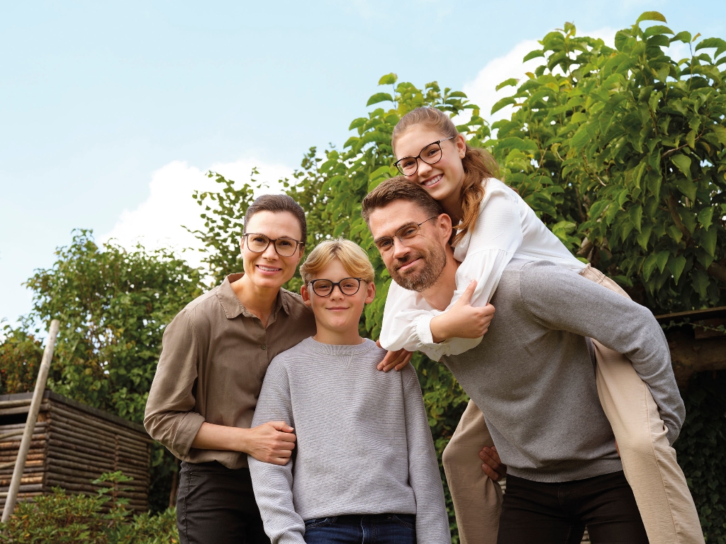 Foto einer vierköpfigen Familie mit Rodenstock Brillen