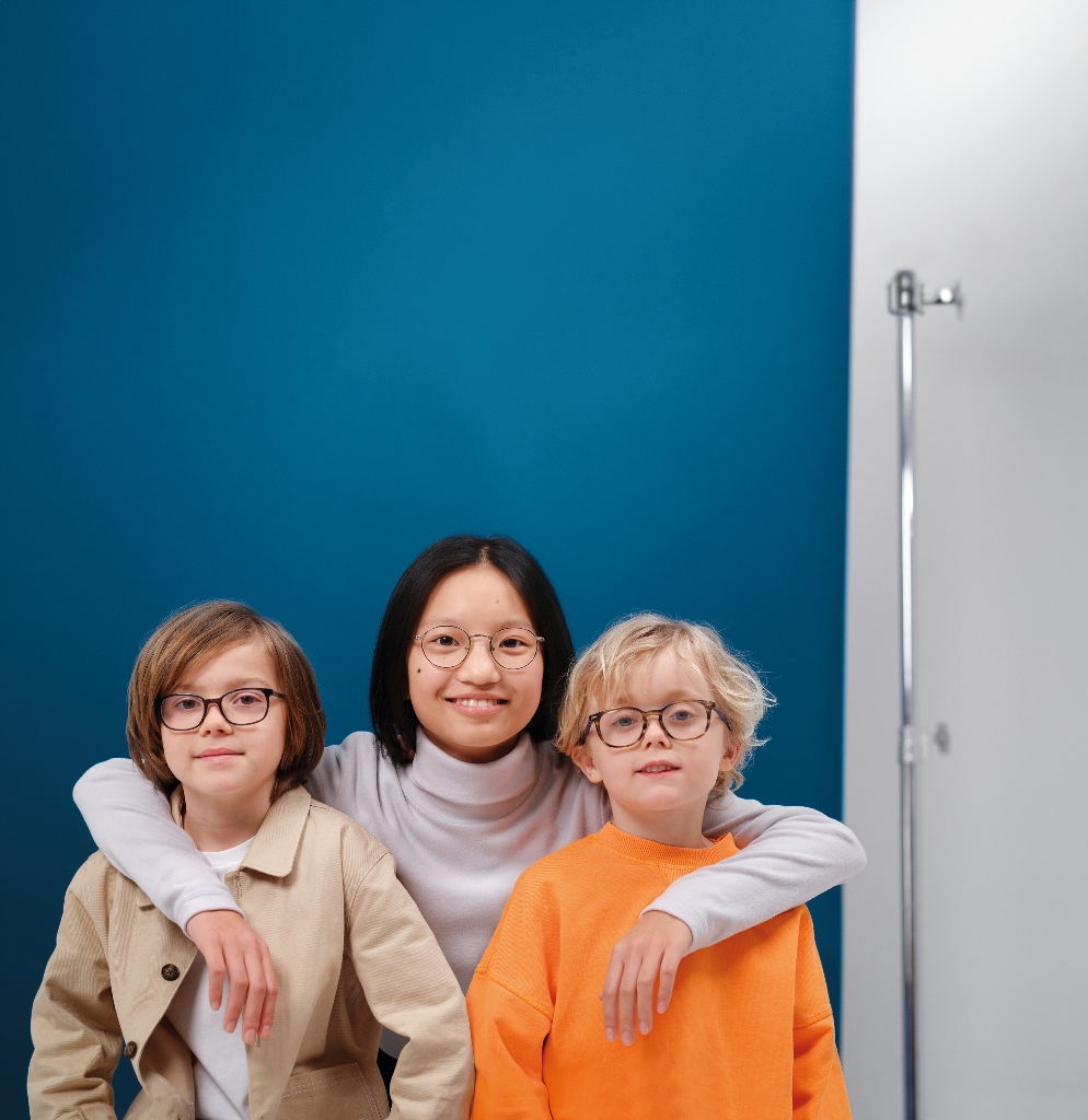 Ein Mädchen und zwei Jungen tragen MyCon 2 Brillengläser