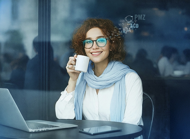 Frau sitzt am Laptop und sucht Rodenstock Optiker in der Nähe