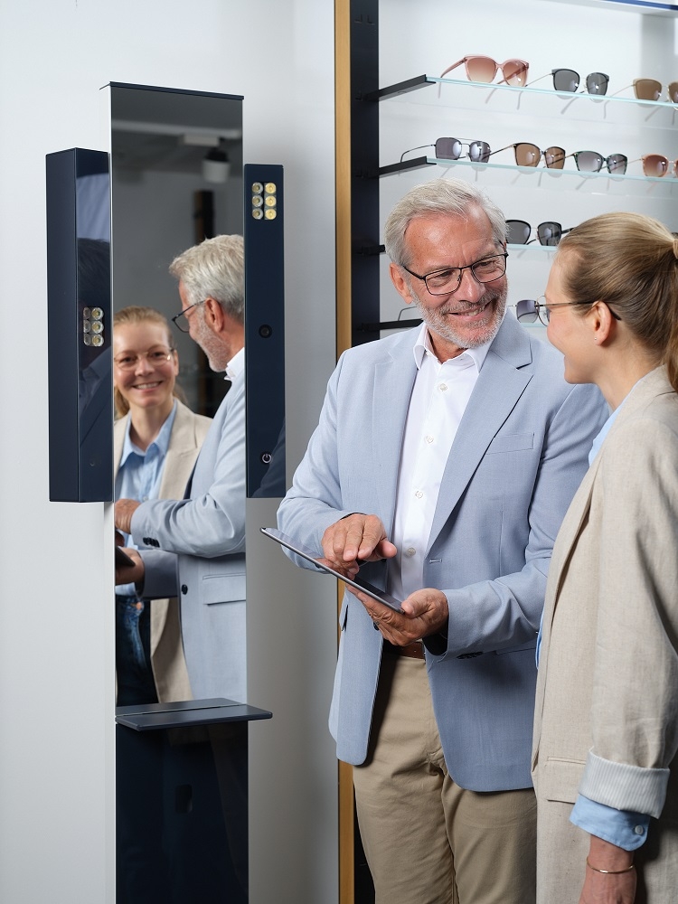 Optiker berät Kundin vor dem ImpressionIST von Rodenstock