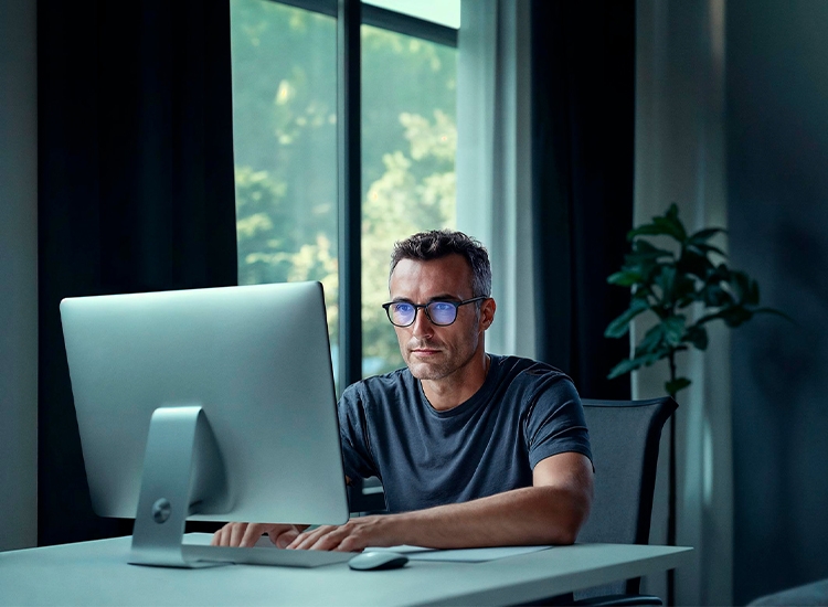 Mann mit Laptop im Café